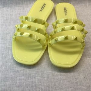 SODA WOMEN’S SLIDES SANDALS SIZE: 8 COLOR: LIGHT YELLOW